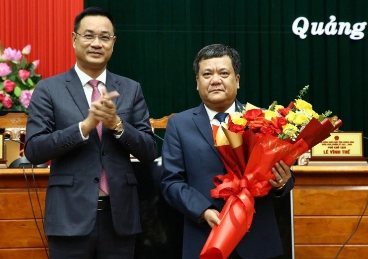 Bí thư Tỉnh ủy Quảng Bình Lê Ngọc Quang (trái) chúc mừng ông Trần Phong được bầu làm Chủ tịch UBND tỉnh Quảng Bình. Ảnh: CTV