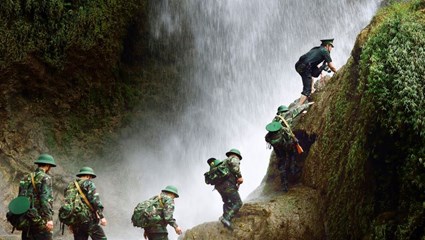 Những hình ảnh, tài liệu đặc sắc về “Quân đội anh hùng của một dân tộc anh hùng”