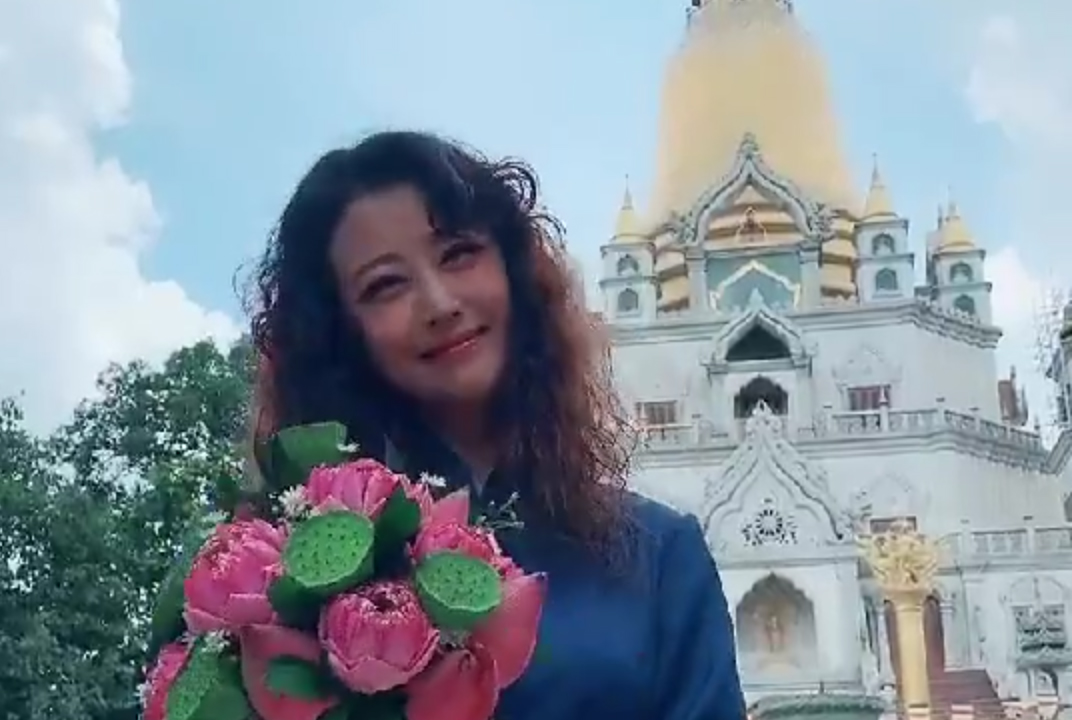 Châu Hải My vãn cảnh chùa ở Sài Gòn