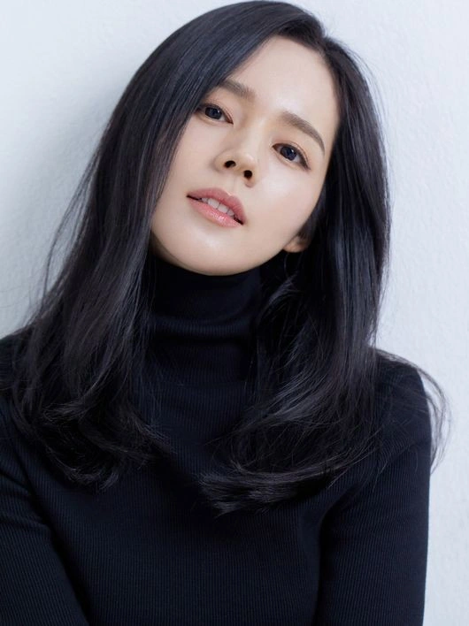 Han Ga In là ngôi sao thế hệ 8X xinh đẹp của màn ảnh xứ Hàn. Cô sở hữu chiếc mũi tự nhiên đẹp hoàn hảo và khiến nhiều người mơ ước.