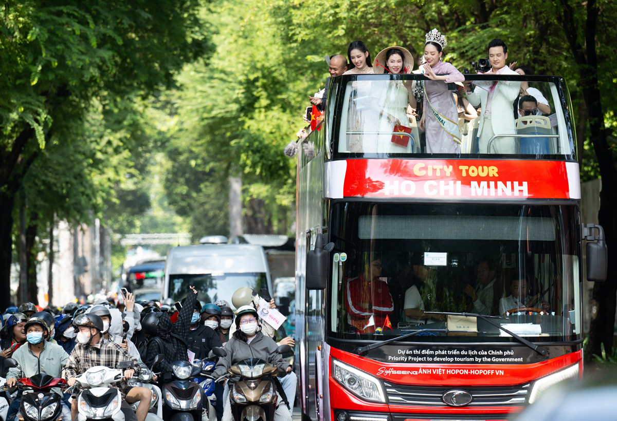 Khoảnh khắc Thanh Thủy diễu hành cùng fan trên phố sau đăng quang