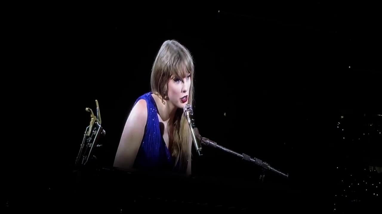 Taylor Swift hát 'Evermore' ở Toronto