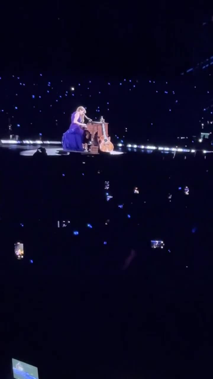 Taylor Swift tại concert ở Vancouver